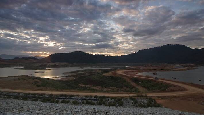 식물 실루엣 산업 도로 모래 백그라운드 하늘 주택 사람없음 야외 파란색 태양 기계 흙 장비 땅 불도저 굴착기 삽 언덕 시멘트 짐차 무거움 개발 땅바닥 로딩 채석 4K 타임랩스 MP4 해외동영상 클립영상 자연요소 길 컬러 교통시설 자동차 바닥 촬영기법 건물 중장비 무게 동영상 파일형식