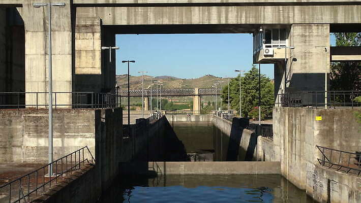 산업 벽 여행 사람없음 야외 물 강 힘 도시 기다림 큼 댐 포르투갈 잠금 대문 수로 운하 세대 도루강 수력발전 콘크리트 비어있는 4K MOV 해외동영상 클립영상 자연요소 공공시설 유럽 모션 문 발전 크기 보안 동영상 수력에너지 파일형식