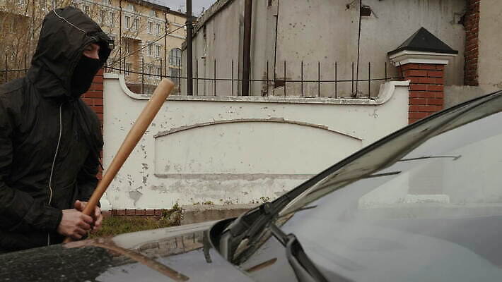 남자 감정 무기 교통시설 자동차 거리 가면 한명 사람 야외 검은색 힘 덮개 분노 도시 폭력 범죄 위험 공격 충돌 박쥐 깡패 나쁜 공격적 자동 4K MOV 해외동영상 클립영상 1 육상교통 컬러 교통 컨셉 포유류 모션 뚜껑 사회이슈 시설 동영상 파일형식