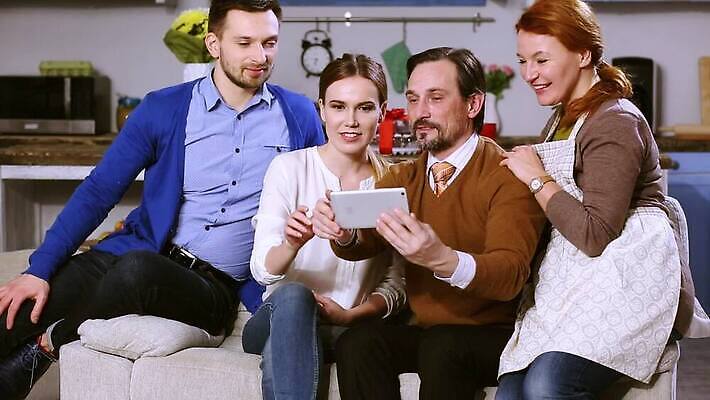 백인 라이프스타일 커플 행복 유럽 얼굴 가족 관계 엄마 아파트 주택 함께함 실내 따뜻함 미소 여러명 성인 내부 일상 스마트폰 모임 아빠 셀프카메라 방문 약혼 세대 MP4 해외동영상 클립영상 서양인 감정 나라 다수 결혼 컨셉 표정 사람 건물 라이프 생활 신체부위 핸드폰 스마트기기 사진촬영 약속 동영상 파일형식