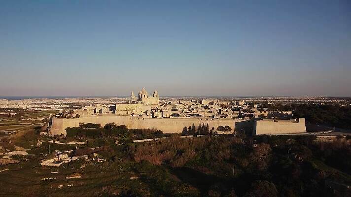 벽 여행 건축양식 안테나 사람없음 도시풍경 중세 지중해 몰타섬 MP4 해외동영상 클립영상 건축 바다 섬 통신 풍경 도시 역사 몰타 동영상 파일형식