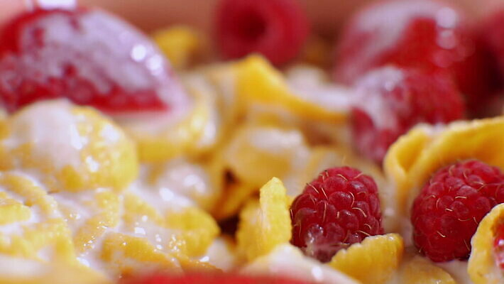 접시 열매 음식 컬러 조각 다이어트 부분 딸기 건강 요리 사람없음 컵 컬러풀 갈색 쌓기 숟가락 식사 우유 신선 사발 붓기 맛 떨어짐 아침식사 혼합 균형 시리얼 먹기 산딸기 서빙 요거트 건강식 내추럴 단백질 뮤즐리 배급 섞기 탄수화물 핸드메이드 맛있는 MOV 해외동영상 클립영상 식물 식기 컨셉 과일 모션 유제품 수저 사기그릇 동영상 영양소 파일형식