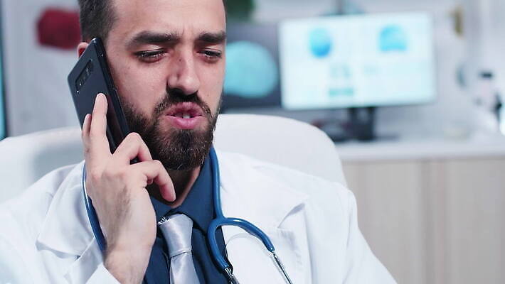 백인 직업 응시 유니폼 통신 청진기 모바일 세포 기술 실내 건강 병원 실험 말하기 대화 사람 앉기 성인 스마트폰 핸드폰 약 외침 듣기 의사 흰색 업무 실험실 토론 무선전화기 약속 4K MOV 해외동영상 클립영상 서양인 시선 옷 컬러 의학 의료기기 모션 내부 전자제품 스마트기기 소리 의료진 작업 전화기 동영상 파일형식