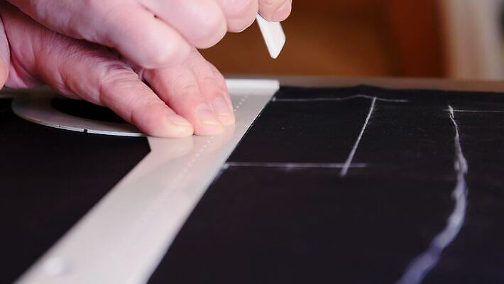 손 디자인 옷 산업 백그라운드 패턴 비즈니스 공장 탁자 노동자 한명 사람 성인 유행 기계 장비 공구 직물 업무 작업실 실 닫기 제조 바느질 디자이너 묘사 분필 땀 재단 방법 조작 하수 4K MP4 해외동영상 클립영상 직업 1 가구 무늬 공업 모션 신체부위 물 도구 작업 초크 동영상 파일형식