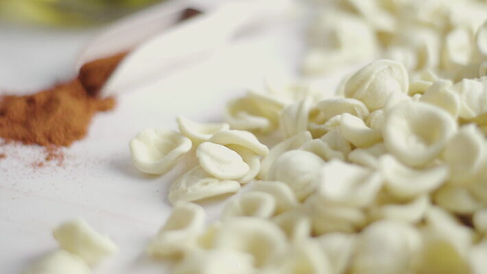 손 문화 음식 컬러 다이어트 탁자 건조 파스타 건강 마늘 요리 사람없음 노란색 주방 저녁식사 이탈리아 흰색 깃발 신선 그룹 브로콜리 지중해 먹기 날것 밀가루 성분 내추럴 점심식사 고립 바이오 진짜 탄수화물 페투치네 핸드메이드 카피스페이스 푸질리 4K MOV 해외동영상 클립영상 유럽 바다 가구 채소 식재료 모션 서양음식 신체부위 식사 공백 가루 동영상 파스타면 파일형식