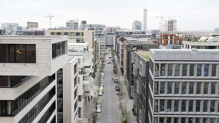 나무 유럽 산업 도로 여행 겨울 건축양식 창문 자동차 하늘 거리 주택 독일 안테나 사람 사람없음 야외 건물 파란색 강 도시풍경 항구 가을 도시 홀 정상 기중기 무역 광장 지역 포트 타운 일반 랜드마크 함부르크 4K MOV 해외동영상 클립영상 식물 건축물 계절 건축 나라 길 육상교통 컬러 통신 교통시설 풍경 공간 중장비 동영상 파일형식