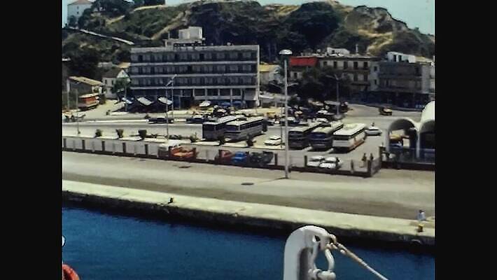 전통 외관 유럽 바다 섬 여행 요트 건축양식 하늘 휴가 사람없음 야외 건물 물 파란색 항구 수확 골동품 만 보트 역사 클래식 지중해 필름 향수 그리스 문서 복고 포트 그리스인 구식 보관소 아마추어 옛날 코르푸 4K MOV 해외동영상 클립영상 자연요소 서양인 건축물 건축 나라 컬러 컨셉 농업 배_교통 교통시설 화장품 저장 동영상 파일형식