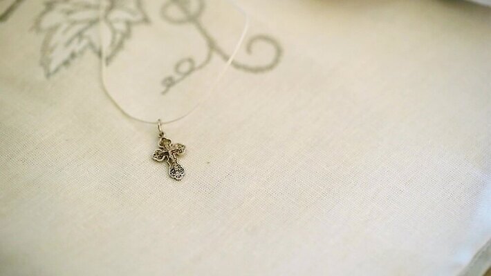 드레스 옷 종교 백그라운드 신발 십자가 장신구 봉투 새로움 부츠 사람없음 뷰티 우주 흰색 축하 인사 생일 메시지 황금 순수 니트 활 초대 공지사항 결백 팬던트 세련 MOV 해외동영상 클립영상 기념일 컬러 컨셉 상의 예절 동영상 파일형식