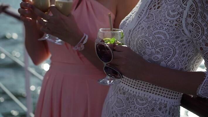 백인 손 여자 기념일 남자 음료 결혼 와인잔 응원 유리 성공 휴가 기념 주류 사람 이벤트 성인 파티 식당 와인 축제 흰색 축하 알코올 잡기 칵테일 바 생일 액체 샴페인 토스트 유리그릇 메를로 양조장 스플래쉬 MOV 해외동영상 클립영상 서양인 그릇 빵 컬러 컨셉 술잔 모션 재질 신체부위 상점 동영상 파일형식