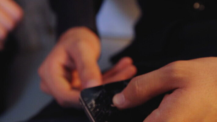 백인 손 여자 남자 유리 모바일 실내 대화 설명 앉기 스마트폰 핸드폰 스크린 검은색 손상 장비 잡기 균열 닫기 사건 전화기 스마트 오브젝트 전자 문제 빈털터리 깨짐 부주의 아이폰 트러블 셀룰러 MOV 해외동영상 클립영상 서양인 컬러 컨셉 모션 재질 말하기 사람 내부 신체부위 전자제품 스마트기기 동영상 파일형식