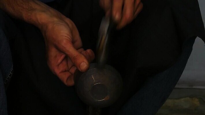 전통 손 디자인 아시아 문화 조각 패턴 노동자 미술 동양인 장식 컵 금속 수확 골동품 기구 공구 업무 사발 망치 질감 청동 손질 판화 동쪽 장인 주인 공예가 구리 노크 놋쇠 대장장이 명품 방법 솜씨 옛날 핸드메이드 MP4 해외동영상 클립영상 직업 식기 나라 무늬 농업 재질 문화예술 인종 신체부위 도구 작업 사기그릇 원소 상품 방향 동영상 파일형식