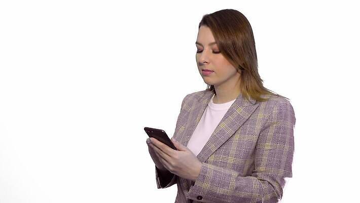 백인 1 응시 감정 얼굴 백그라운드 인터넷 텍스트 통신 모바일 세포 한명 사람 성인 스마트폰 핸드폰 금발 독서 분노 관찰 타이핑 네트워크 메시지 좌절 전화기 스마트 불만 고립 문자메시지 소셜 셀룰러 4K MOV 해외동영상 클립영상 서양인 헤어스타일 시선 컨셉 모션 신체부위 전자제품 스마트기기 동영상 파일형식