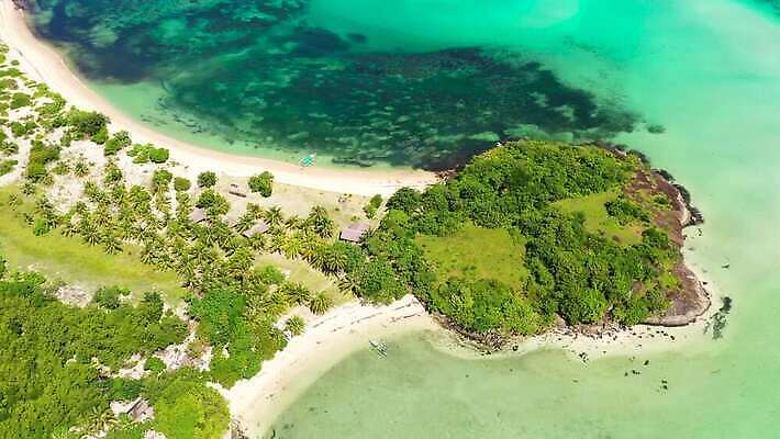 나무 아시아 모래 바다 섬 여행 하늘색 백그라운드 자연 휴가 열대 안테나 손바닥 사람없음 초록색 물 파란색 모래사장 야자수 침묵 만 보트 산호 산호초 숲 휴양지 암초 석호 항공촬영 다도해 이국적 조감도 터키석 수평선 카피스페이스 4K MOV 해외동영상 클립영상 자연요소 식물 손 나라 뷰포인트 컬러 배_교통 통신 소리 공백 장소 수중식물 자포동물 보석 생태계 동영상 파일형식