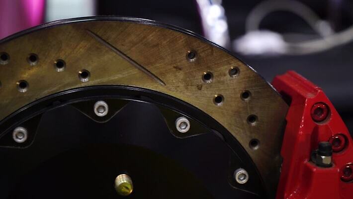 산업 스포츠 부분 교통시설 자동차 새로움 안전 사람없음 빛 금속 기계 공연 레이싱 바퀴 변화 수리 매끈함 브레이크 묘사 서비스 타이어 고정 문제 정비공 점검 유지 교체 단절 자동 차고 철강 캘리퍼스 4K MOV 해외동영상 클립영상 육상교통 교통 컨셉 재질 이벤트 시합 공구 감각 기술자 시설 동영상 파일형식