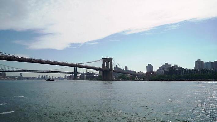 여행 비즈니스 건축양식 하늘 새로움 항해 파노라마 풍경 사람없음 건물 물 금융 파란색 강 도시풍경 사무실 여행객 탑 항구 고층빌딩 미국 도시 도심 뉴욕 지역 방문 대도시 스카이라인 맨해튼 랜드마크 허드슨강 브루클린 4K MOV 해외동영상 클립영상 자연요소 건축물 건축 컬러 컨셉 북아메리카 교통시설 촬영기법 사람 빌딩 경제 배 동영상 선박 파일형식