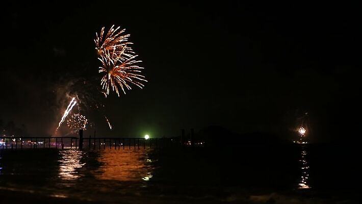 기념일 행복 실루엣 바다 컬러 백그라운드 크리스마스 오렌지 하늘 불 추상 휴가 불꽃 새로움 기념 폭죽 불꽃놀이 풍경 이벤트 사람없음 물 여름 빛 컬러풀 반사 파티 검은색 축제 기쁨 흰색 축하 도시 만 황금 야간 저녁 폭발 연도 쇼 마법 파열 MOV 해외동영상 클립영상 자연요소 계절 감정 컨셉 무늬 과일 놀이 촬영기법 동영상 파일형식