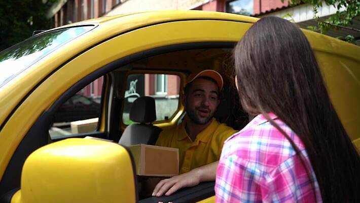 직업 남자 산업 유니폼 비즈니스 창문 교통시설 자동차 노동자 선물 미소 사람 두명 상자 화물 잡기 작업 운전사 배달원 승합차 서비스 주기 패키지 짐차 소매 판지 분배 캡모자 4K MOV 해외동영상 클립영상 모자_잡화 옷 육상교통 교통 모션 승용차 표정 운송업 시설 동영상 파일형식