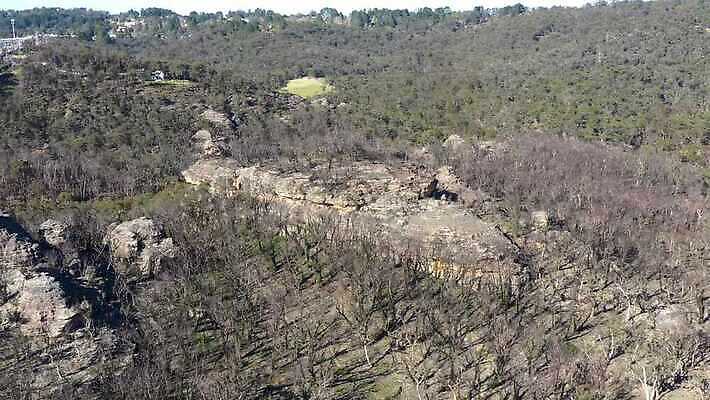 나무 구름 여행 자연 하늘 불 날씨 산 건조 안테나 풍경 사람없음 야외 초록색 여름 파란색 햇빛 갈색 환경 계곡 검은색 뜨거움 호주 숲 땅 언덕 암초 가뭄 동영상 드론 치유 4K MP4 해외동영상 클립영상 자연요소 식물 계절 컬러 통신 태양 오세아니아 생태계 파일형식