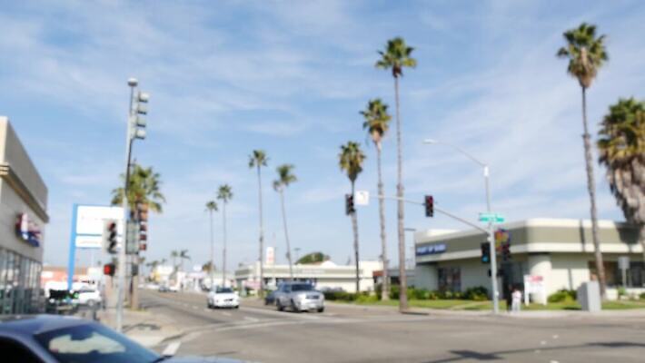 도로 자동차 하늘 거리 사람없음 아웃포커스 여름 야자수 햇빛 맑음 미국 운전 고속도로 역사 소프트포커스 교차로 보케 캘리포니아 교외 루트 자동 4K 오션사이드 MP4 해외동영상 클립영상 나무 계절 길 육상교통 북아메리카 교통시설 모션 날씨 촬영기법 태양 동영상 파일형식