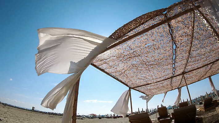 구름 라이프스타일 모래 바다 여행 결혼 자연 하늘 아침 바람 휴가 휴식 열대 텐트 풍경 이벤트 사람없음 목재 물 여름 태양 노란색 덮개 흰색 침대 축하 커튼 고급 우아함 불기 실크 천 휴양지 천막 헛간 가림막 차양 4K MOV 해외동영상 클립영상 주간 자연요소 나무 계절 컬러 가구 컨셉 재료 모션 날씨 캠핑도구 생활 장소 뚜껑 직물 생태계 저장고 동영상 파일형식