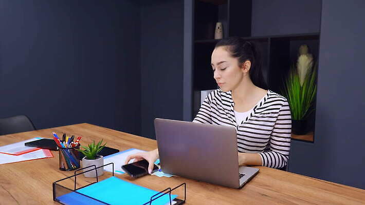 백인 직업 라이프스타일 백그라운드 비즈니스 사업가 모바일 갈색머리 피곤 한명 앉기 성인 내부 노트북 스마트폰 컴퓨터 태블릿 사무실 자료 분노 타이핑 업무 작업 디자이너 종업원 스마트 집중 책상 바쁨 긍정 내추럴 4K MOV 해외동영상 클립영상 서양인 1 헤어스타일 감정 가구 컨셉 모션 사람 생활 전자제품 핸드폰 스마트기기 동영상 파일형식