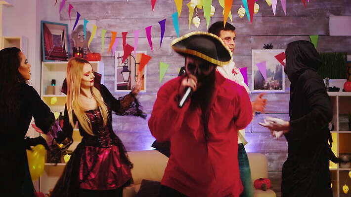 캐릭터 전통 드레스 옷 여자 휴가 수염 장식 친구 청춘 파티 방 할로윈 마시기 알코올 춤 위험 무서움 악마 마이크 마녀 긍정 변장 해적 노래방 나쁜 초능력 호러 4K MOV 해외동영상 클립영상 감정 음향기기 컨셉 관계 모션 문화예술 사람 이벤트 도둑 공포 동영상 파일형식