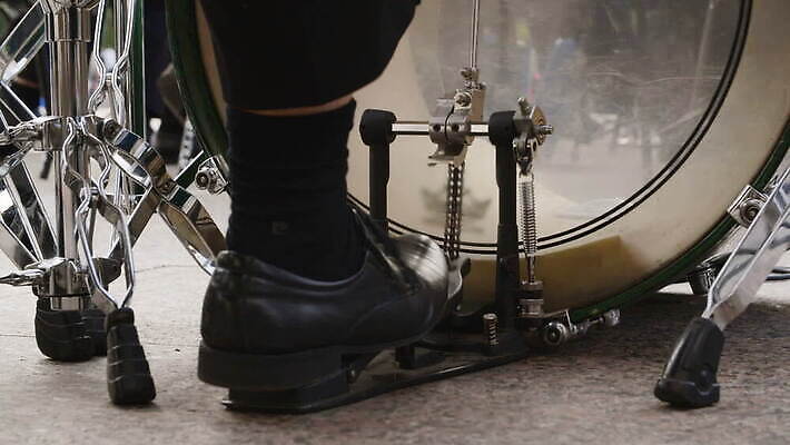 직업 1 남자 감정 음악 신발 부분 발 놀이 타악기 사람 사람없음 야외 세트 금속 검은색 소리 콘서트 공연 음악가 장비 기구 악단 닫기 큼 드럼 예술가 조립 드러머 리듬 뮤지컬 베이스 실행 양발 페달 MOV 해외동영상 클립영상 악기 컬러 모션 재질 현악기 문화예술 이벤트 신체부위 크기 동영상 파일형식