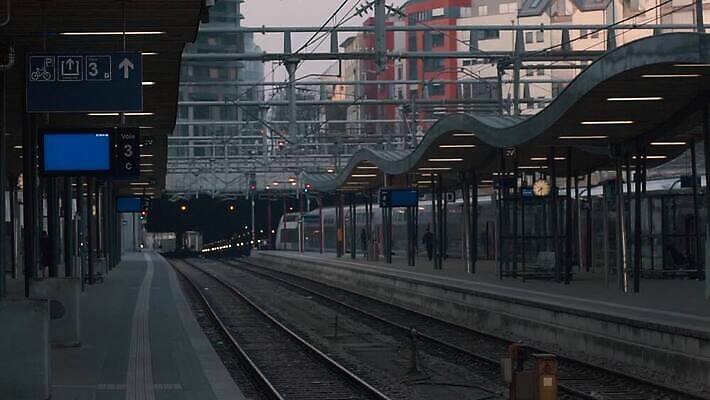 공공시설 유럽 교통수단 여행 사람없음 어둠 기차 표현 도시 역 저녁 도착 입장 출장 출발 시티라이프 일반 단상 룩셈부르크 선로 HD MOV 해외동영상 클립영상 라이프스타일 나라 육상교통 교통 컨셉 비즈니스 교통시설 대중교통 야간 시설 동영상 서유럽 파일형식