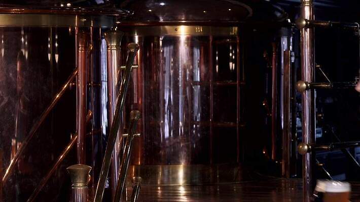 직업 산업 음료 사업가 공장 유리 성공 노동자 수염 맥주 생맥주 한명 미소 앞치마 기계 장비 알코올 업무 바 맛 제조 컨테이너 종업원 탱크 발효 레시피 수납 주인 내추럴 양조 양조장 옥토버페스트 철강 중소기업 맛있는 4K MOV 해외동영상 클립영상 1 컨셉 회사 공업 재질 주류 표정 사람 작업 동영상 파일형식