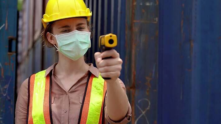 손 여자 산업 백그라운드 비즈니스 공장 표면 노동자 건강 가면 한명 안전 사람 야외 치료 약 장비 덮개 업무 열 투명 그룹 작업실 수비 바이러스 제조 보호 질병 온도계 체온계 컨테이너 분석 창고 측정 보안 전염 먼지 온도 짐차 공학 돌봄 이마 코로나바이러스 4K MP4 해외동영상 클립영상 직업 1 교육 컨셉 공업 의학 모션 자동차 신체부위 뚜껑 작업 감염 동영상 파일형식