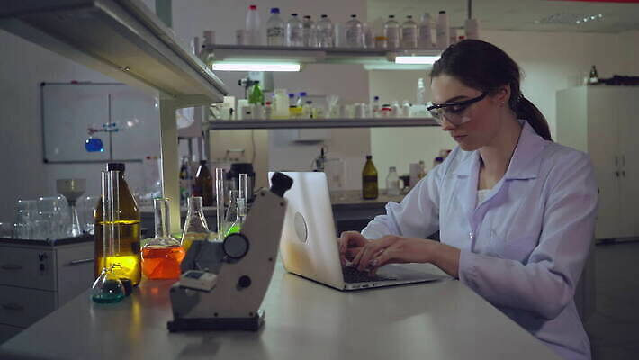 백인 직업 산업 과학 건강 병원 실험 작업복 사람 성인 두명 노트북 컴퓨터 약 건강관리 자료 방 장비 의사 코트 흰색 타이핑 실험실 연구원 약국 집중 시작 생물학 유전 4K MOV 해외동영상 클립영상 서양인 옷 교육 컬러 컨셉 의학 관리 전자제품 외투 의료진 동영상 파일형식