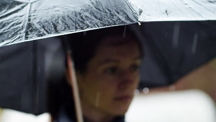 백인 모델 여자 감정 백그라운드 컨셉 우산 자연 하늘 날씨 한명 사람 성인 야외 물 여름 파란색 강 유행 검은색 슬픔 가을 도시 투명 고독 야간 아래 중독 블러 섬광 우울감 우울증 화면전환 MOV 해외동영상 클립영상 자연요소 서양인 1 계절 컬러 질병 방향 생태계 위치 동영상 파일형식