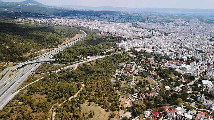 외관 유럽 도로 여행 교통시설 자동차 건설업 파노라마 사람없음 야외 맑음 역사 연결 지중해 출퇴근 마케도니아 발칸반도 4K MOV 해외동영상 클립영상 나라 산업 길 육상교통 바다 교통 비즈니스 날씨 촬영기법 시설 동영상 파일형식 남유럽