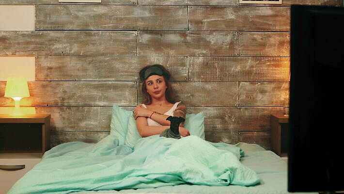 동물 백인 여자 행복 창문 관계 휴식 주택 함께함 실내 미소 사람 성인 세명 반려동물 쌓기 텔레비전 우정 침실 방 침대 개 야간 저녁 작음 손목시계 영화 멀리 주인 거짓말 제어 취침시간 호러 4K MOV 해외동영상 클립영상 자연요소 서양인 감정 시계 가구 컨셉 장신구 포유류 모션 문화예술 표정 내부 건물 친구 전자제품 크기 공포 동영상 파일형식