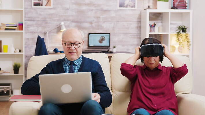 라이프스타일 커플 응시 남자 행복 안경 놀이 미래 새로움 고글 주택 기술 사람 컴퓨터 3D 디지털 헤드폰 게임 체험 무선전화기 호기심 하이테크 혁명 게이머 옛날 가상 가상현실 현실 획기적 4K MOV 해외동영상 클립영상 시선 잡화 감정 음향기기 컨셉 관계 건물 생활 전자제품 전화기 디지털합성 동영상 파일형식