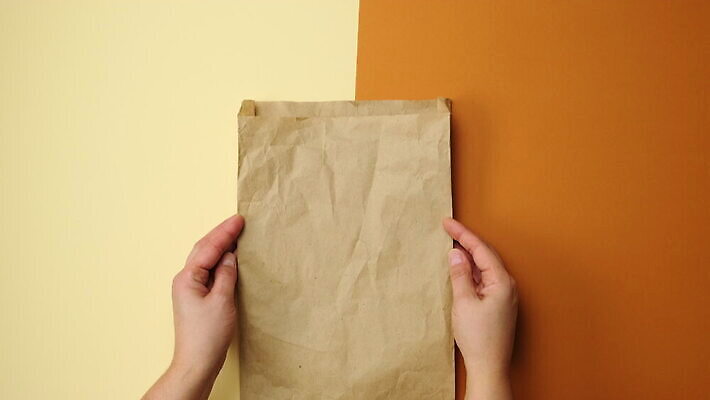 백인 손 잡화 종이 가방 포장 쇼핑 갈색 환경 상점 공백 재활용 잡기 구매 상품 일회용 컨테이너 에코 상업 자루 패키지 소매 재활용품 점심식사 마케팅 생태학 양피지 접기 비어있는 4K MOV 해외동영상 클립영상 서양인 교육 산업 컬러 모션 신체부위 식사 친환경 동영상 파일형식