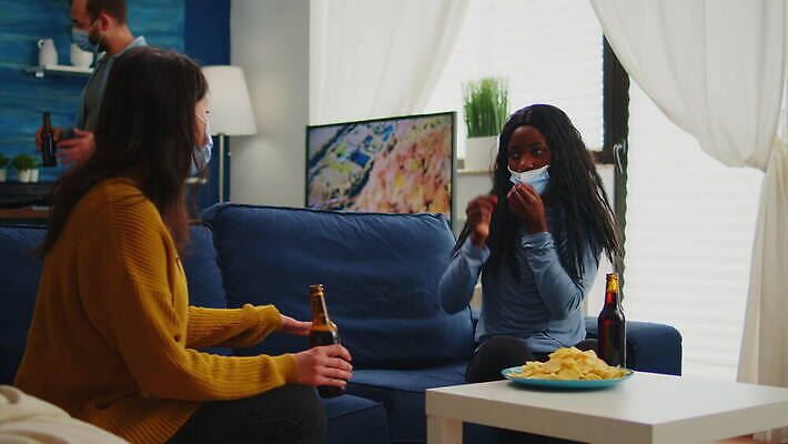 행복 거실 아파트 주택 맥주 대화 가면 마스크 웃음 친구 소파 글로벌 파티 검은색 우정 펼침 마시기 축하 그룹 바이러스 보호 예방 번짐 다인종 섞기 소셜 코로나바이러스 사교적 뉴노멀 4K MOV 해외동영상 클립영상 감정 컬러 컨셉 의자 관계 모션 주류 표정 말하기 인종 이벤트 건물 경제 동영상 파일형식 효과