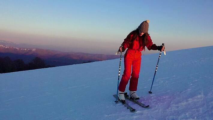 여자 행복 어린이 스포츠 십자가 겨울 가족 놀이 휴가 스키 고글 산 사람 경사 야외 태양 기쁨 장비 추위 흰색 알프스 스키선수 샤모니 4K HD MP4 해외동영상 클립영상 자연요소 계절 감정 유럽 컬러 관계 겨울스포츠 운동선수 프랑스 동영상 파일형식
