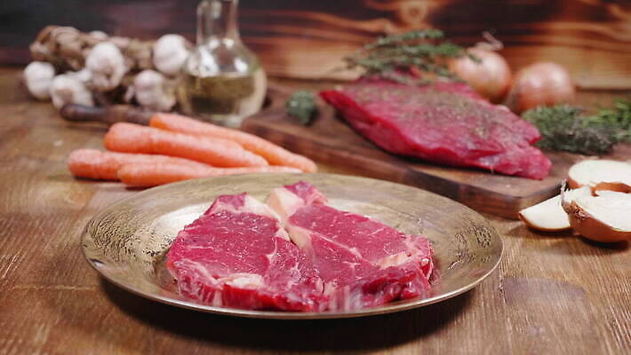 동물 접시 잡화 음식 조각 백그라운드 다이어트 채소 양파 건강 마늘 육류 돼지고기 스테이크 요리 비프스테이크 사람없음 빨간색 주방 식당 식사 당근 소고기 신선 혈액 그릴 바비큐 자르기 날것 슬라이스 후추 로즈메리 내추럴 단백질 식용 4K MOV 해외동영상 클립영상 식기 컬러 식재료 모션 주방용품 뿌리채소 서양음식 상점 허브 향신료 동영상 영양소 파일형식