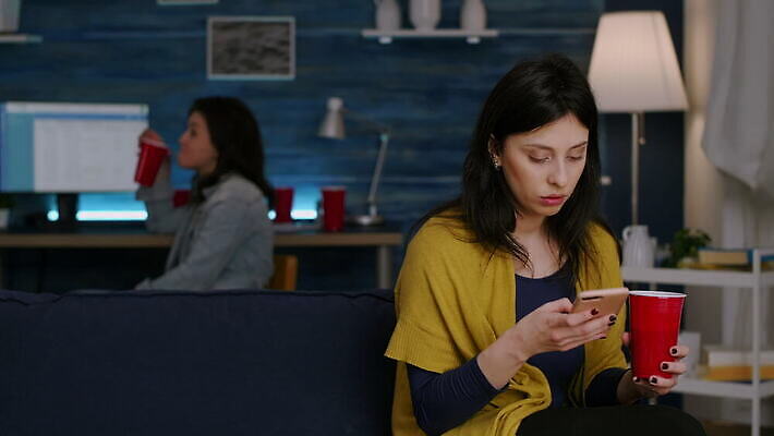 라이프스타일 행복 백그라운드 거실 인터넷 통신 베개 모바일 휴식 아파트 주택 말하기 대화 미소 앉기 친구 스마트폰 핸드폰 독서 파티 관찰 타이핑 잡기 자신감 메시지 이메일 야간 연결 토론 알림 온라인 전송 소셜미디어 채팅 4K MOV 해외동영상 클립영상 자연요소 감정 컨셉 관계 침구 모션 표정 이벤트 건물 생활 전자제품 스마트기기 동영상 파일형식