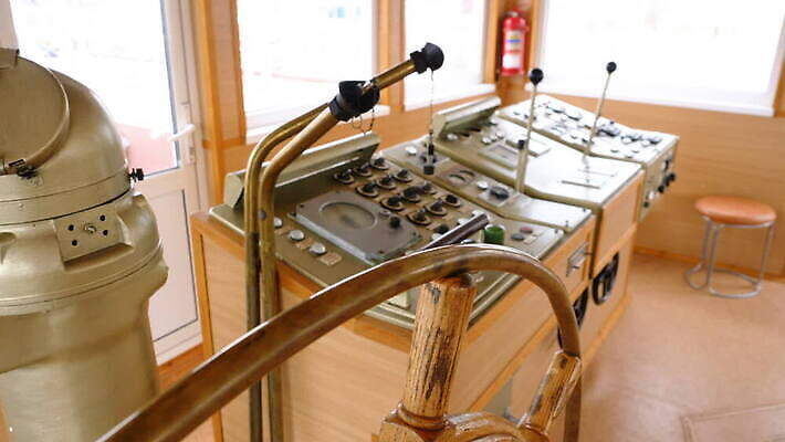 바다 비즈니스 통신 항해 안테나 사람없음 경기장 방 장비 화물 기구 판넬 바퀴 보트 센터 수술 크루즈 무선전화기 속도 역동적 함선 엔진 기어 네비게이션 주인 조절 펌프 영 계기판 운영자 장교 제어 항해사 MOV 해외동영상 클립영상 직업 컨셉 배_교통 스포츠시설 의학 치료 숫자 운송업 전화기 동영상 파일형식