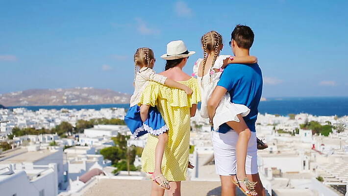 백인 전통 라이프스타일 유럽 어린이 바다 섬 여행 건축양식 가족 하늘 엄마 지붕 휴가 거리 주택 서기 사람 풍경 여러명 성인 건물 파란색 관광지 도시풍경 컬러풀 교회 마을 흰색 관찰 도시 아빠 지중해 그리스 좁은 타운 산토리니 그리스인 명승지 미코노스섬 MOV 해외동영상 클립영상 서양인 건축물 건축 나라 컬러 다수 관계 종교건축 모션 생활 동영상 파일형식