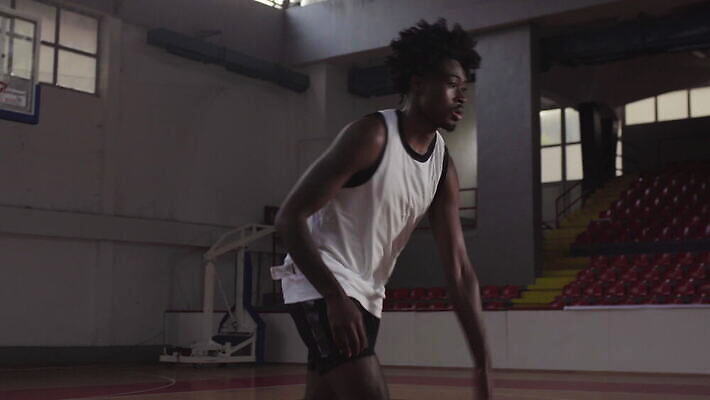 직업 1 라이프스타일 남자 유럽 스포츠 포즈 공 놀이 농구 실내 건강 한명 사람 성인 내부 운동복 달리기 운동 바구니 힘 게임 수비 결심 집중 연습 블라우스 근육질 동영상 법정 심각 어려움 운동가 튕기기 플레이어 4K MOV 해외동영상 클립영상 옷 나라 컨셉 상의 모션 근육 생활 구기 몸매 파일형식