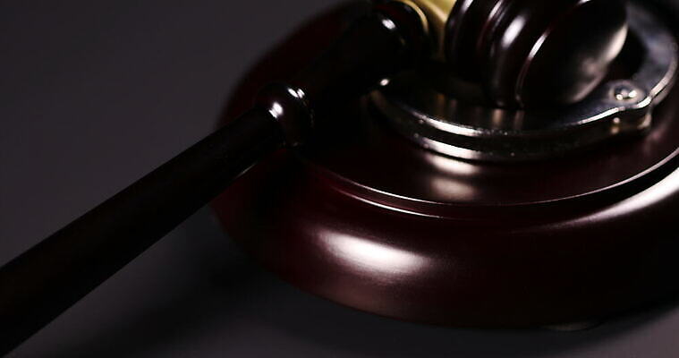 손 탁자 자물쇠 사람없음 목재 평화 금속 자유 쌍 범죄 망치 회전 법 시스템 의사봉 질서 공정 정직 나쁜 부정부패 불법 윤리 잘못 정부 제어 천진난만 평등 4K MOV 해외동영상 클립영상 나무 가구 컨셉 재료 재질 신체부위 공구 예절 동영상 파일형식