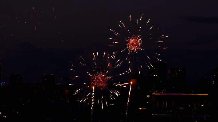 기념일 여행 백그라운드 하늘 불 휴가 불꽃 기념 폭죽 불꽃놀이 이벤트 사람없음 빨간색 물 빛 강 컬러풀 파티 축제 기쁨 축하 도시 야간 저녁 쇼 경례 스카이라인 광 크리스마스이브 4K MOV 해외동영상 클립영상 자연요소 감정 컬러 컨셉 크리스마스 놀이 인사 동영상 파일형식