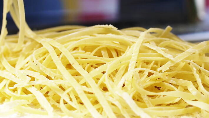 손 여자 줄 음식 빵 탁자 추상 주택 건조 파스타 건강 스파게티 관리 사람 사람없음 햇빛 노란색 기계 이탈리아 면 업무 수프 자르기 시리얼 국수 반죽 만들기 밀가루 라비올리 라자냐 마카로니 이스트 특별함 핸드메이드 토르텔리니 4K MOV 해외동영상 클립영상 유럽 컬러 가구 컨셉 무늬 모션 서양음식 건물 신체부위 태양 면류 작업 이탈리아음식 가루 동영상 파스타면 파일형식