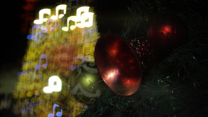 디자인 계절 음악 백그라운드 크리스마스장식 크리스마스 공 휴가 새해 매달리기 선물 사람없음 장식 빛 산타클로스 화환 종 축하 황금 닫기 12월 크리스마스배경 4K 깜빡이다 MOV 해외동영상 클립영상 기념일 꽃 컨셉 모션 문화예술 날짜 동영상 파일형식