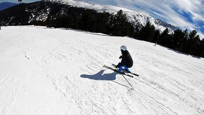 백인 직업 라이프스타일 계절 남자 유럽 스포츠 여행 포즈 겨울 모션 자연 하늘 휴가 스키 산 경사 성인 취미 야외 파란색 태양 냉동 얼음 이탈리아 에너지 추위 자유 덮개 흰색 정상 시원함 가루 속도 그네 회전 알프스 스키선수 느림 무료 무임승차 카피스페이스 MP4 해외동영상 클립영상 자연요소 서양인 나라 컬러 컨셉 겨울스포츠 운동선수 사람 생활 공백 뚜껑 승차 생태계 동영상 파일형식