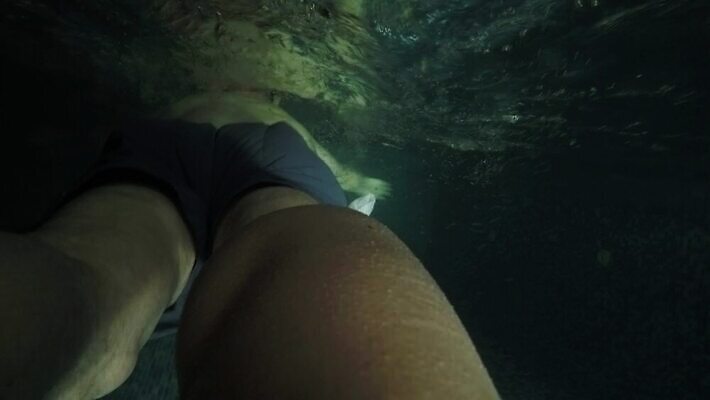 1 남자 수영복 스포츠 바다 신체 추상 물 파란색 빛 반사 검은색 수중 수영 어둠 놀람 달 보트 스노클링 잠수부 야간 공격 신비 무서움 사건 당구 달빛 다이빙 공포 상어 수영선수 암초 깊이 혼자 4K HD MP4 해외동영상 클립영상 자연요소 옷 감정 컬러 컨셉 무늬 배_교통 모션 운동선수 표정 어류 사람 구기 수상스포츠 전문직 동영상 수중스포츠 파일형식