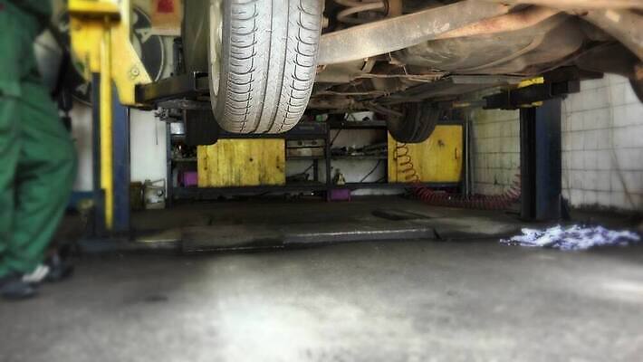 산업 자동차 노동자 사람 사람없음 내부 상점 손상 스패너 바퀴 작업실 기술자 실패 가장자리 수리 역 브레이크 아래 서비스 타이어 리프트 고정 문제 엔진 정비공 유지 자동 제어 조율 조이기 차고 4K MP4 해외동영상 클립영상 직업 육상교통 컨셉 교통시설 모션 공구 둘레 좌절 방향 위치 동영상 파일형식